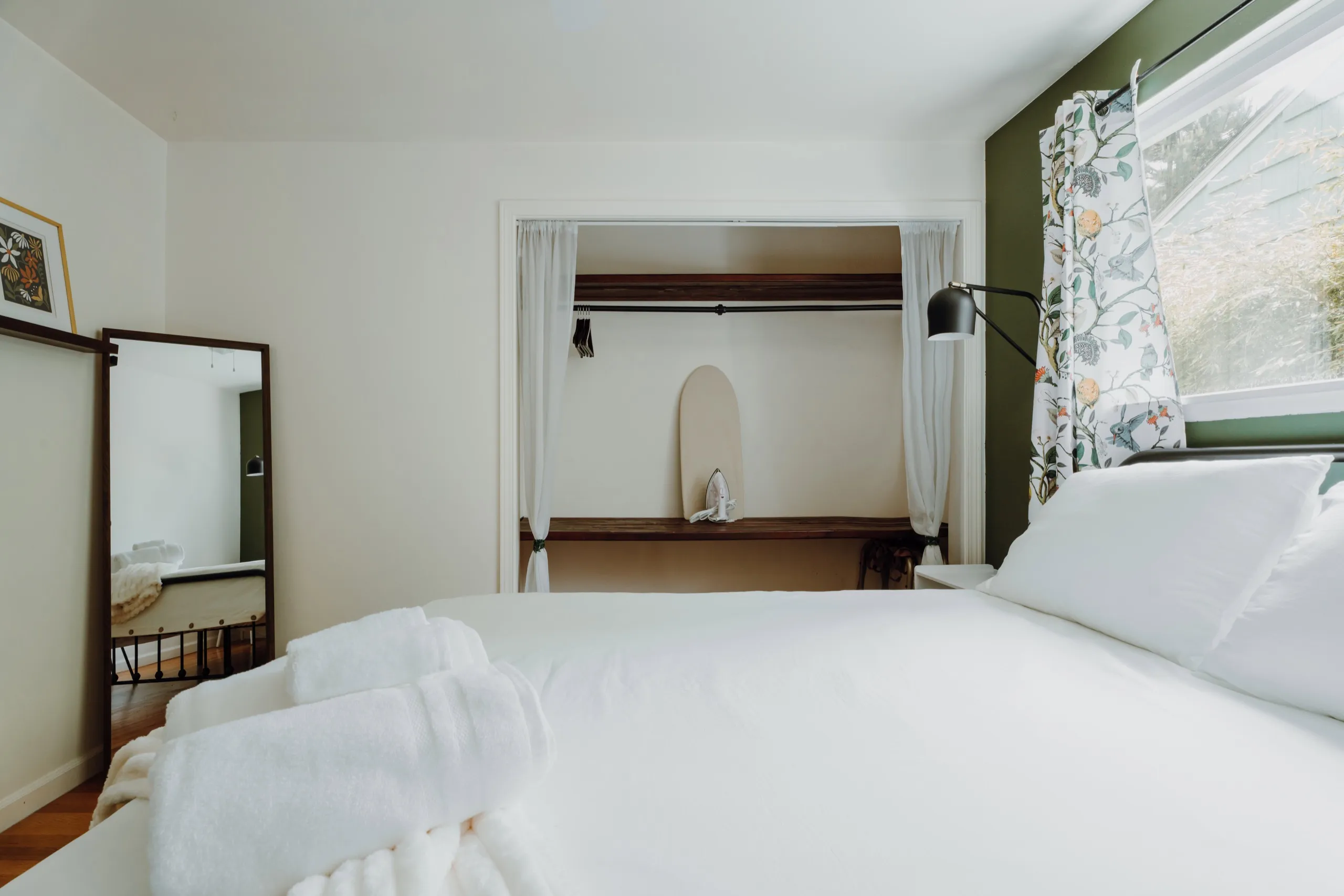 Green bedroom photo 2